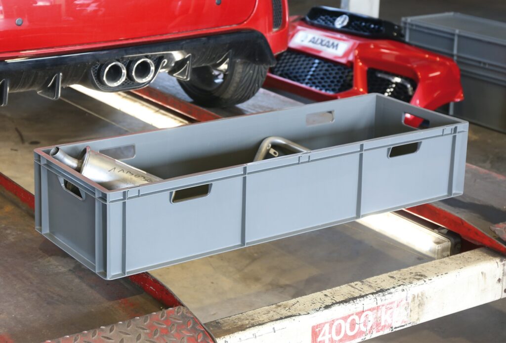 Stapelbehälter 1200 x 400 mm in einer Werkstatt Transoplast